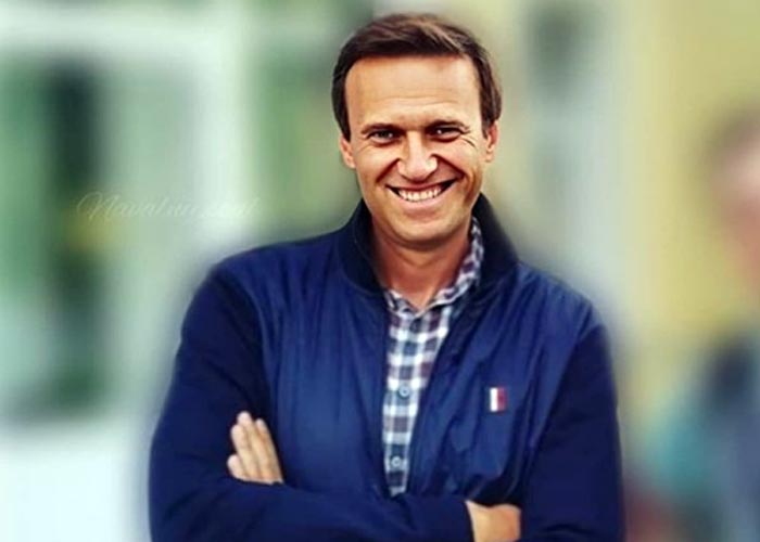 Алексей Навальный смеется