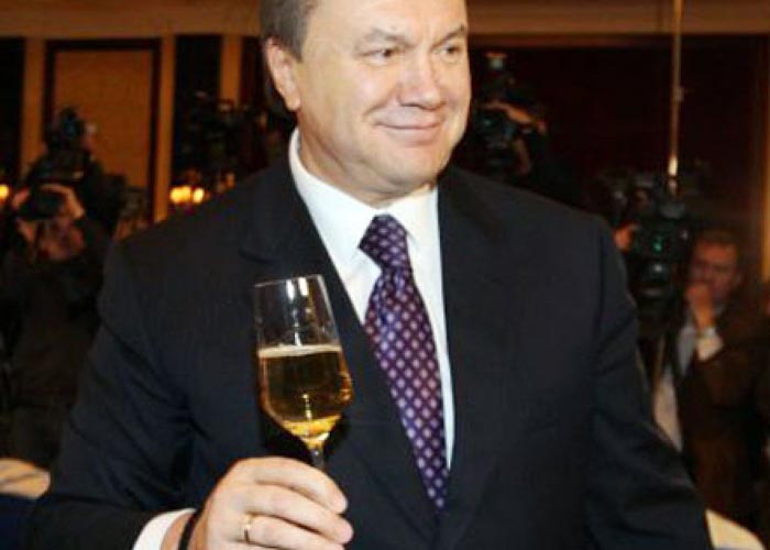 Виктор Янукович с бокалом вина