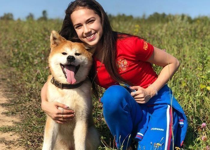 Алина Загитова и собака Масару