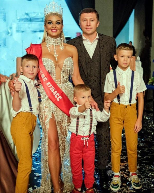 Анна Филиппова с мужем и сыновьями