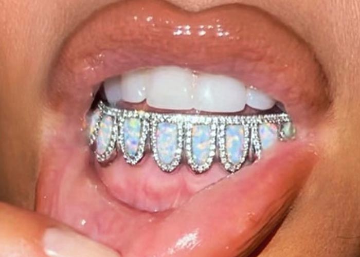 Ким Кардашьян бриллиантовые грилзы