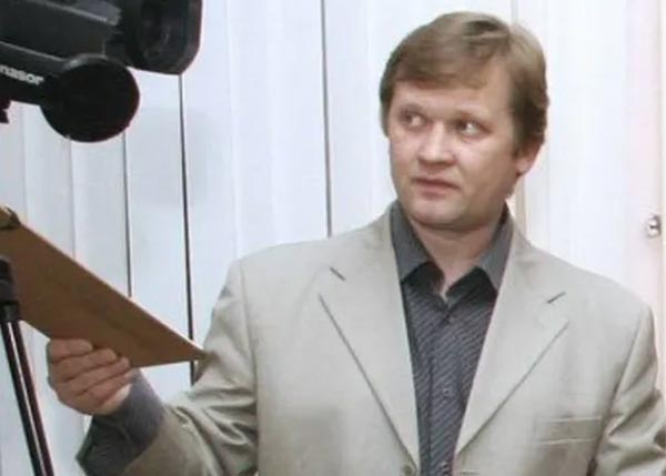 В возрасте 55 лет совершил самоубийство российский музыкант и режиссер, художественный руководитель ансамбля «Ретро» Альберт Комаров Альберт Комаров