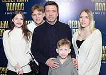 Андрей Мерзликин с женой и детьми