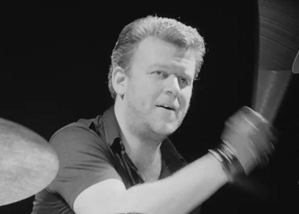 В возрасте 74 лет скончался английский рок-музыкант и художник-портретист, барабанщик группы Squeeze Гилсон Лэвис Гилсон Лэвис