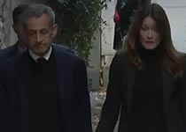 Николя Саркози идет в тюрьму в сопровождении Карлы Бруни
