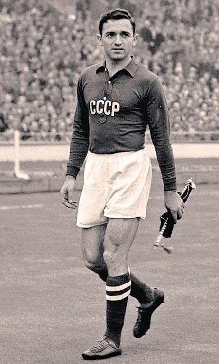 В возрасте 99 лет скончался советский футболист (нападающий), тренер, четырехкратный чемпион СССР (1952, 1953, 1956, 1958), двукратный обладатель Кубка СССР (1950, 1958), олимпийский чемпион 1956 года, заслуженный мастер спорта СССР, заслуженный тренер СССР, заслуженный работник физической культуры России Никита Симонян Никита Симонян