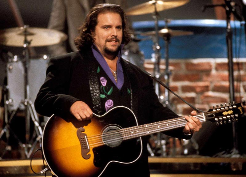 В возрасте 60 лет скончался американский певец, автор песен, гитарист и музыкальный продюсер, вокалист кантри-группы The Mavericks Рауль Мало Рауль Мало