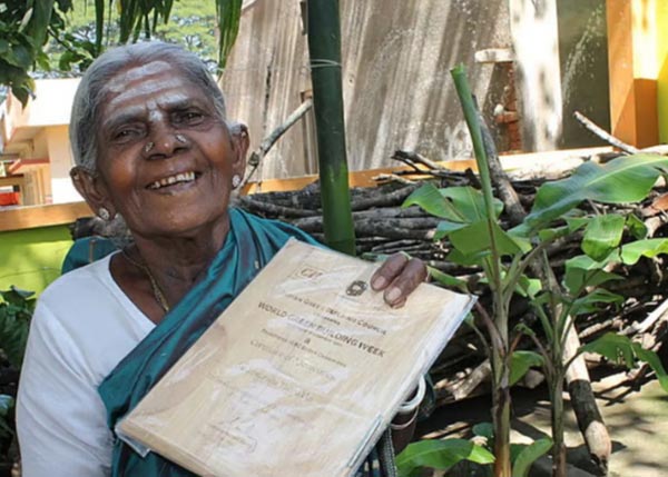 В возрасте 114 лет скончалась индийская эколог и супердолгожительница Саалумарада Тхиммакка Саалумарада Тхиммакка