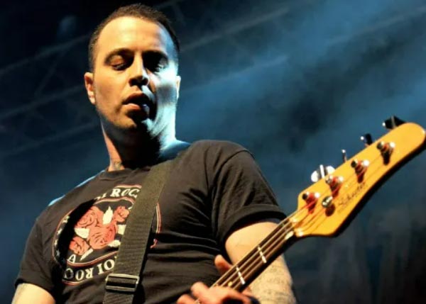 В возрасте 47 лет скончался американский рок-музыкант, певец, автор песен, участник групп Amen, The Wildhearts, Sorry and the Sinatras и Brides of Destruction Скотт Сорри Скотт Сорри