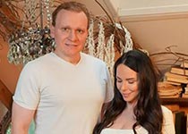 Иллюзионист Сергей Сафронов и беременная жена Екатерина