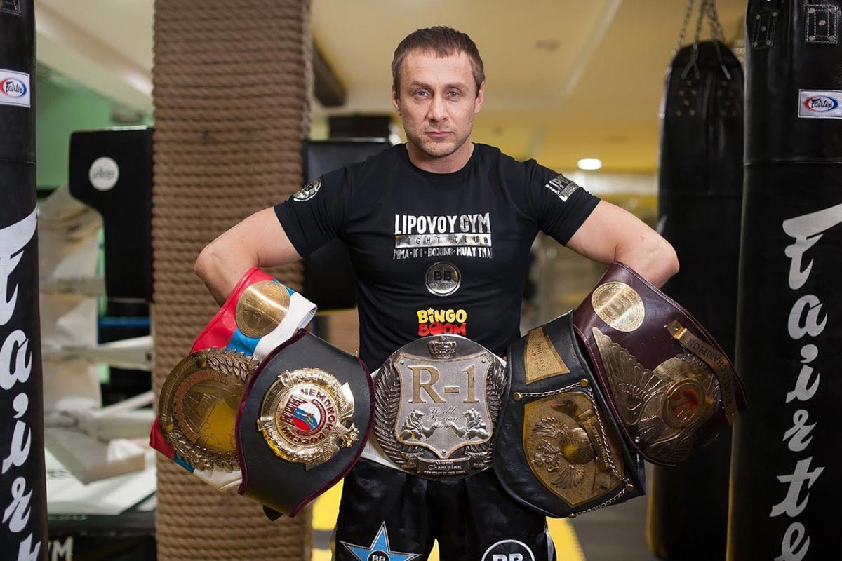 Александр Липовой с чемпионскими поясами Александр Липовой с чемпионскими поясами