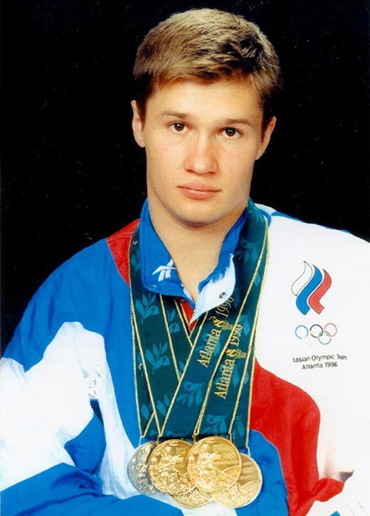 Четырехкратный олимпийский чемпион, пятикратный чемпион мира по спортивной гимнастике Алексей Немов Алексей Немов с медалями