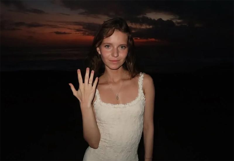 Алиса Кожикина с помолвочным кольцом