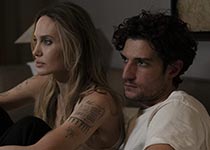 Анджелина Джоли и Луи Гаррель в фильме Кутюр