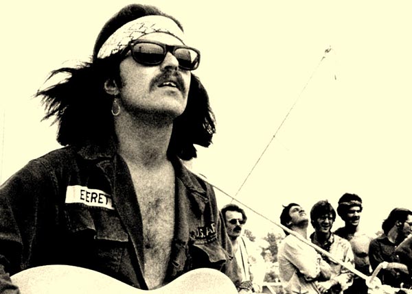 В возрасте 84 лет скончался американский певец, автор песен, музыкант, кинокомпозитор, вокалист и основатель психоделической фолк-рок-группы «Country Joe and the Fish» Кантри Джо Макдональд Кантри Джо Макдональд