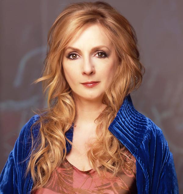 В возрасте 73 лет скончалась ирландская фолк-певица, автор песен, арфистка, лауреат премий «Грэмми» и «Эмми» Мойя Бреннан Мойя Бреннан