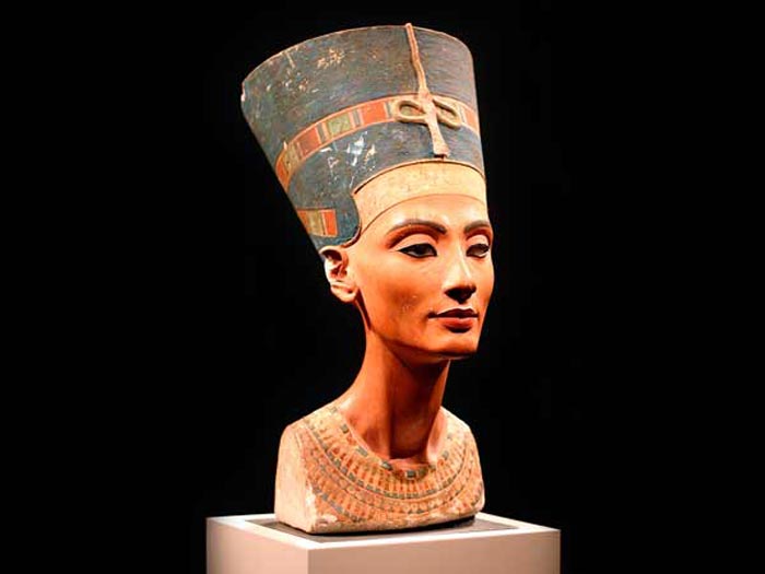 https://stuki-druki.com/Denvistorii/images/bust-Nefertiti.jpg