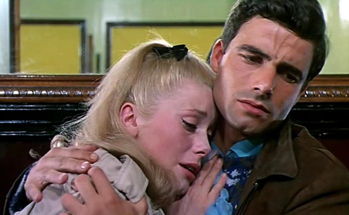 Кадр из фильма Шербурские зонтики