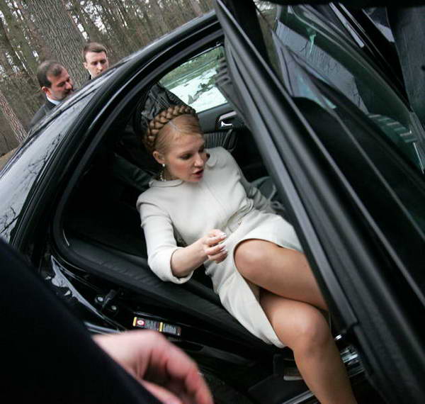 Тимошенко вылезает из машины