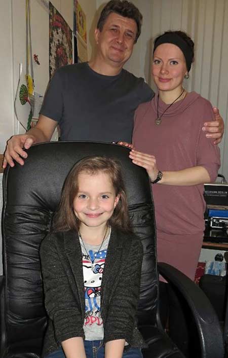 Алиса Кожикина с родителями