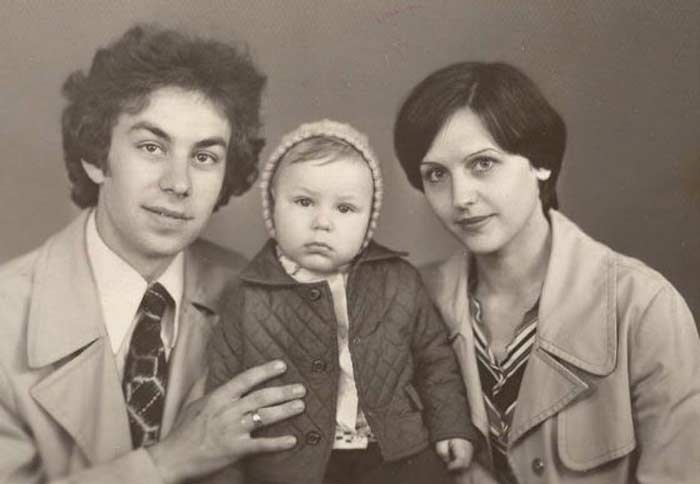 Дмитрий Дюжев в детстве с родителями