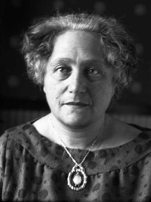 в каком году эйнштейн опубликовал свои работы annus mirabilis rise of kingdoms. Elsa Einstein. в каком году эйнштейн опубликовал свои работы annus mirabilis rise of kingdoms фото. в каком году эйнштейн опубликовал свои работы annus mirabilis rise of kingdoms-Elsa Einstein. картинка в каком году эйнштейн опубликовал свои работы annus mirabilis rise of kingdoms. картинка Elsa Einstein. Rise of Kingdoms — Игра стратегия в которой вам предстоит выбрать одну из одиннадцати цивилизаций, и начать сражаться на большой карте, с другими игроками. Ваша задача построить цивилизацию так, чтобы она могла развиваться, собрать военные войска, чтобы они могли выдерживать атаки или нападения, и формировать союзы с другими игроками. Строительство города происходит в режиме реального времени, а это означает, что как только игрок что-то построит, появится таймер обратного отсчета, показывающий, когда строительство будет завершено. Чем выше уровень возводимого здания, тем дольше требуется время ожидания. То же самое и с обучением новых войск, улучшением и так далее.