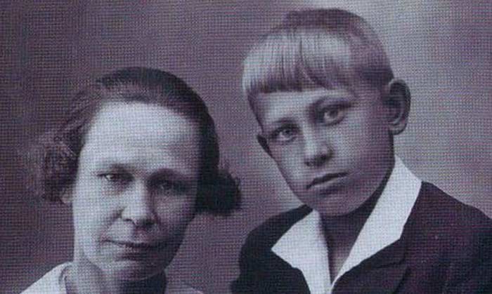 Евгений Евстигнеев в детстве с мамой