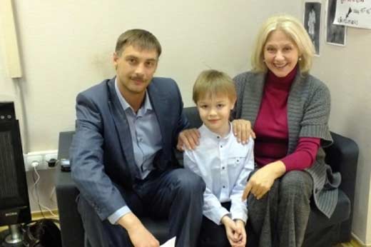 Галина Сазонова с сыном и внучкой