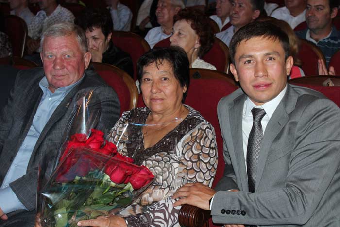 Геннадий Головкин с родителями