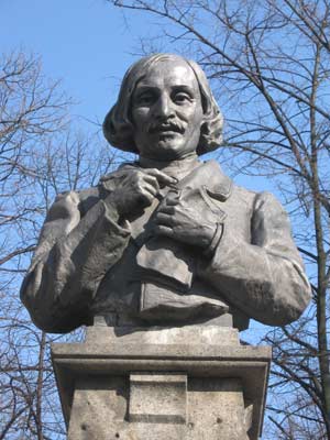 Николай Гоголь памятник