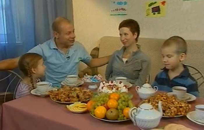 Иван Кокорин с женой Светланой и детьми 2