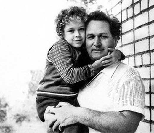 Иван Оганесян в детстве с отцом