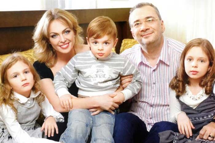 Константин Меладзе и Яна Сумм с детьми