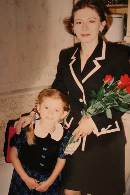 Ксения Суркова в детстве с мамой