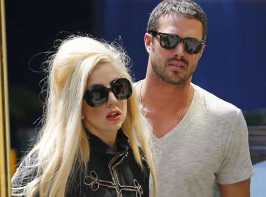 Леди Гага и Тейлор Кинни 2