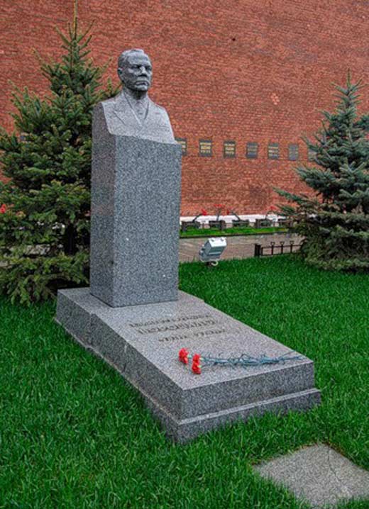 Могила Климента Ворошилова у Кремлевской стены