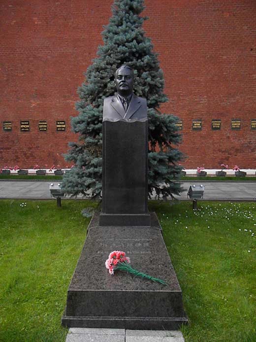 Могила Андрея Жданова у Кремлевской стены