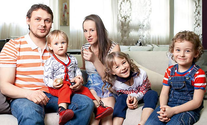 Николай Иванов с женой и детьми