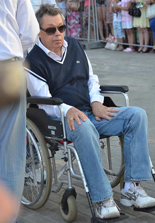 Николай Караченцов после аварии в кресле-каталке