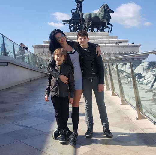 Ольга Романовская с сыновьями