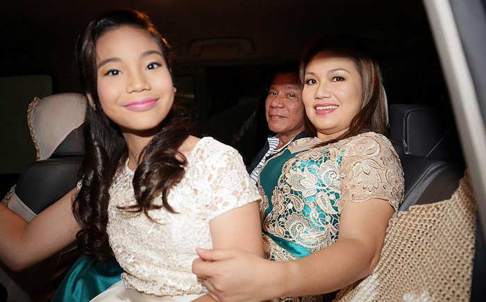 Родриго Дутерте с женой и дочерью