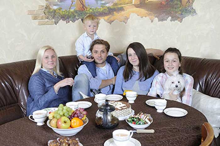Роман Маякин с семьей