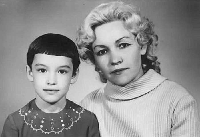 Анна Самохина в детстве с мамой