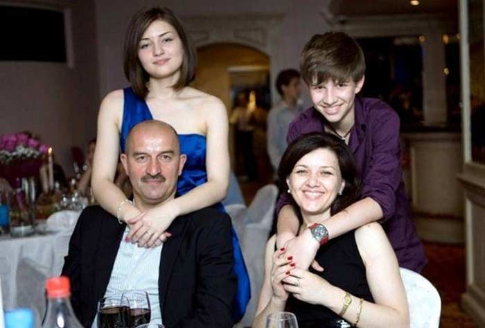 Станислав Черчесов с женой и детьми