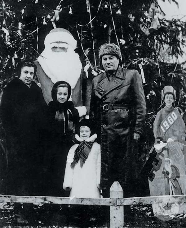 Лариса Удовиченко с родителями и сестрой