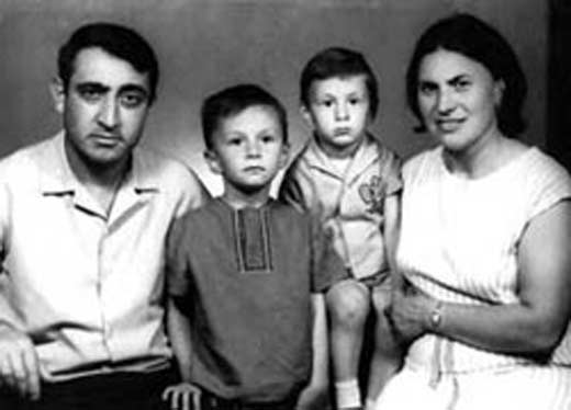 Валерий Меладзе в детстве с родителями и братом