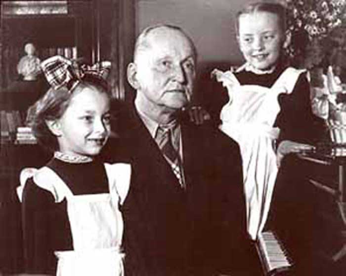 Александр Вертинский с дочерьми Марианной и Анастасией