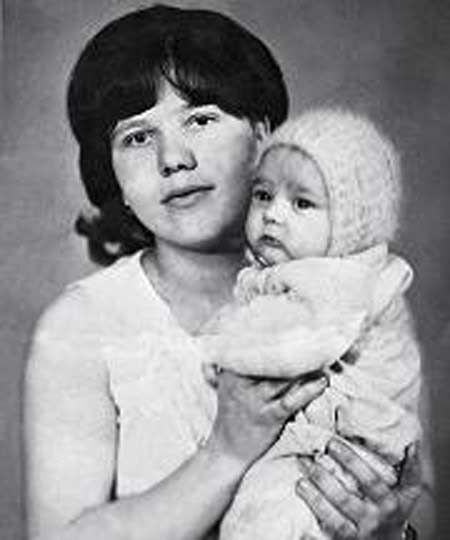 Юрий Шатунов в детстве с мамой