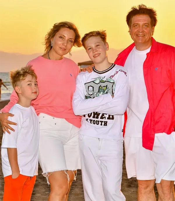 Денис Матросов и Оксана Рудич-Каструбина с сыновьями Федором и Иваном