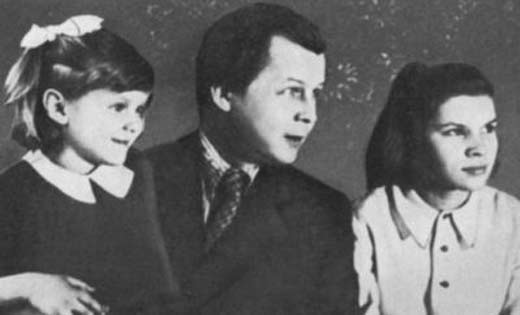 Александр Твардовский с дочерьми